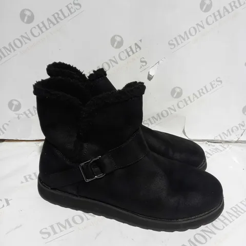 BOXED PAIR OF SKECHERS CABIN FEELS BOOTS BLACK SIZE 6
