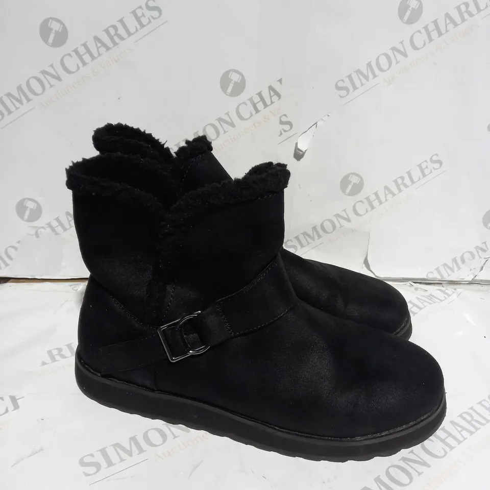 BOXED PAIR OF SKECHERS CABIN FEELS BOOTS BLACK SIZE 6