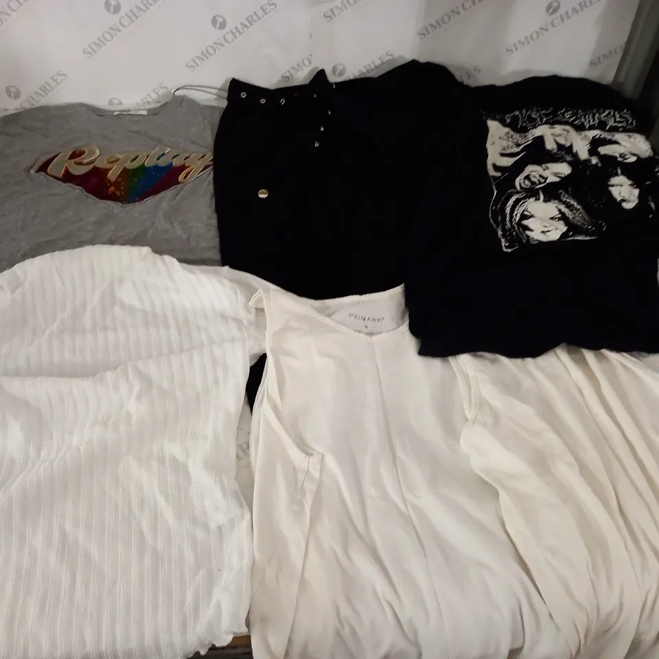 LARGE QUANTITY OF CLOTHING ITEMS TO INCLUDE DRESSES, SWEATERS, JEANS, T-SHIRTS, ETC