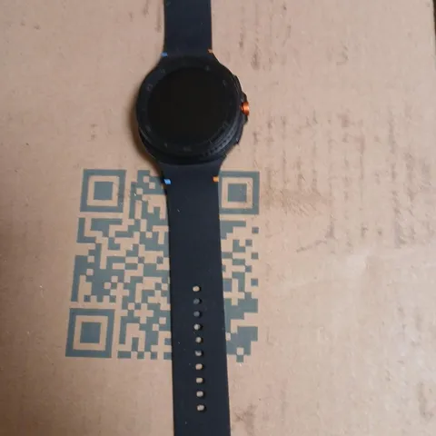SMARTWATCH WITH BLACK SILICONE STRAP – ROUND FACE (NO BRAND VISIBLE)