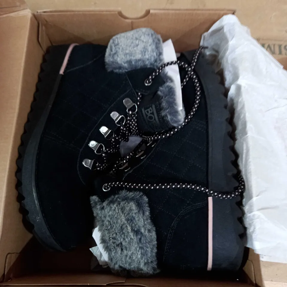 SKECHERS MOUNT HIKER SUEDE BOOTS - SIZE 5