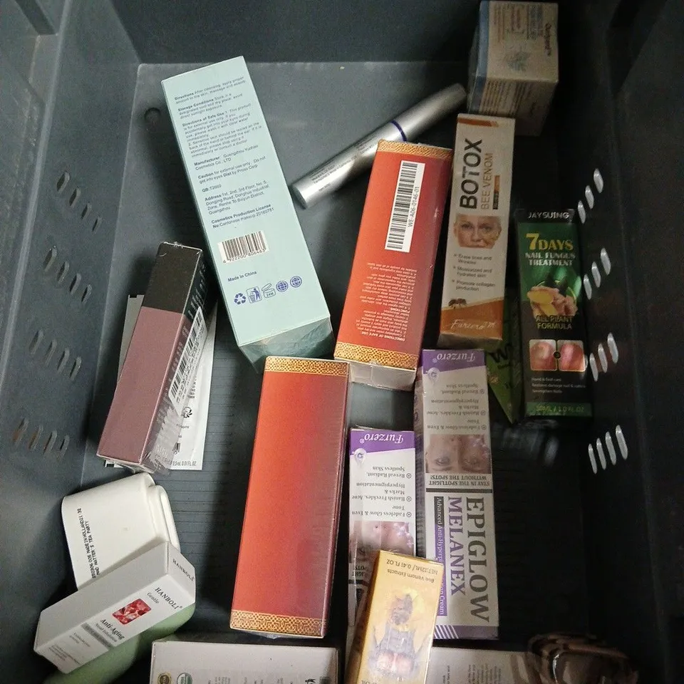 APPROXIMATELY 20 ASSORTED HEALTH & BEAUTY PRODUCTS TO INCLUDE - SOLTAN SUNCARE LOTION, PIXI BROW TAMER, UMBERTO GIANNINI SCRUNCHING JELLY, ETC 