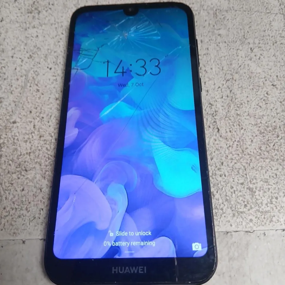 HUAWEI SMARTPHONE – BLACK, CRACKED FRONT SCREEN (POWER-ON VISIBLE)