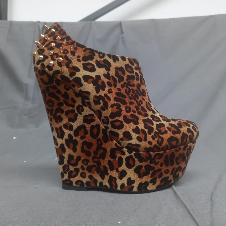BOXED PAIR OF CASANDRA PLATFORM HIGH WEDGE SHOES IN LEOPARD PRINT W. STUD EFFECT SIZE 4