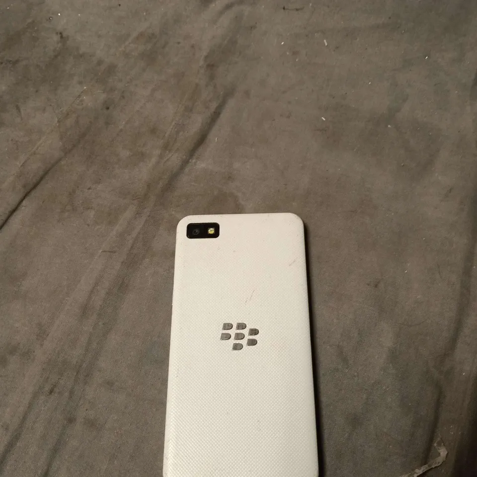 BLACKBERRY SMARTPHONE – WHITE BACK, CRACKED FRONT SCREEN 