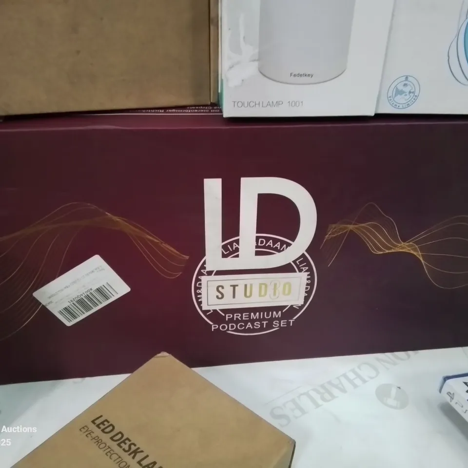 BOX CONTAINING LARGE AMOUNT OF BOXED ELECTRICAL ITEMS TO INCLUDE: FULL PODCAST SET UP, HEADPHONES, PHONE CASES, VARIOUS LIGHT BULBS, LAMPS, KARAOKE MICROPHONE ETC.