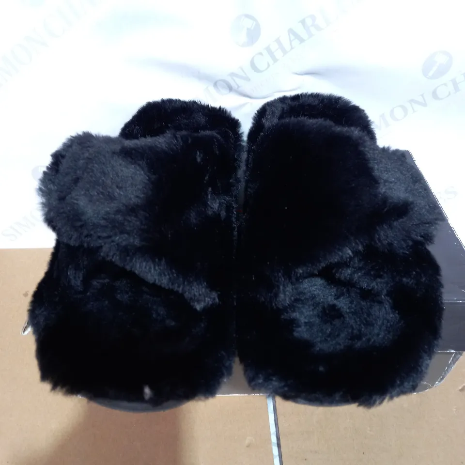 VIONIC RELAX PLUSH BLACK SLIP ON SHOES - SIZE 7