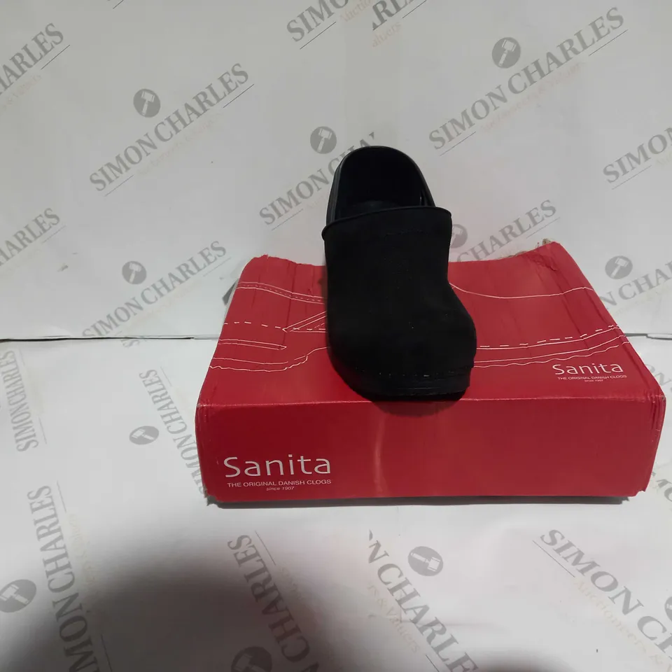 BOXED PAIR OF SANITA DANISH CLOG OIL LEATHER EU SIZE 41