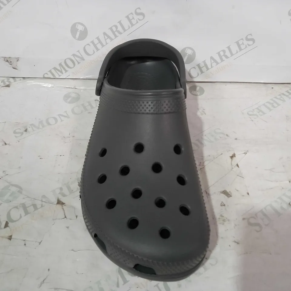 BOXED PAIR OF CROCS CLASSIC SHOES IN SLATE GREY SIZE M13