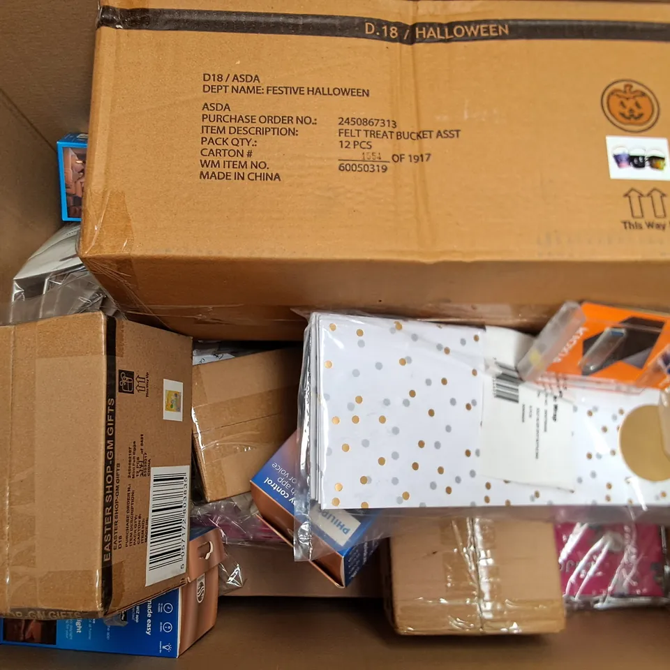 BOX OF APPROXIMATELY 22 ASSORTED ITEMS TO INCLUDE - BOTTLE BAG , PHILIPS 50W SMART LED , KIOXIA 64GB USB ETC