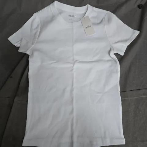 HOLLISTER PETITE T-SHIRT IN WHITE - SMALL