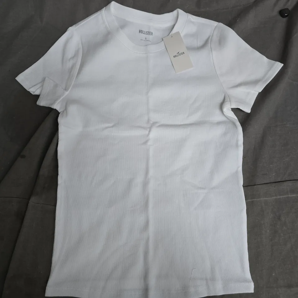 HOLLISTER PETITE T-SHIRT IN WHITE - SMALL