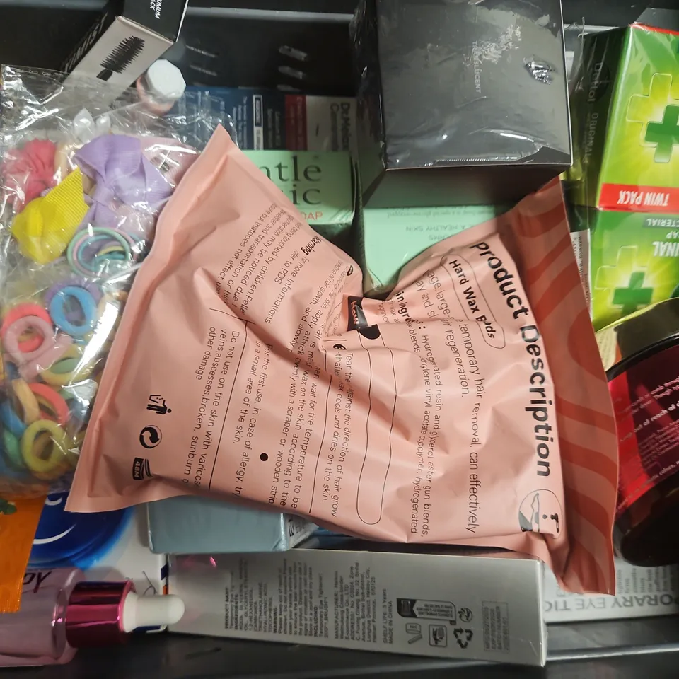 APPROXIMATELY 10 ASSORTED COSMETIC ITEMS TO INCLUDE BARE ANATOMY, SENSODYNE, ETC - COLLECTION ONLY