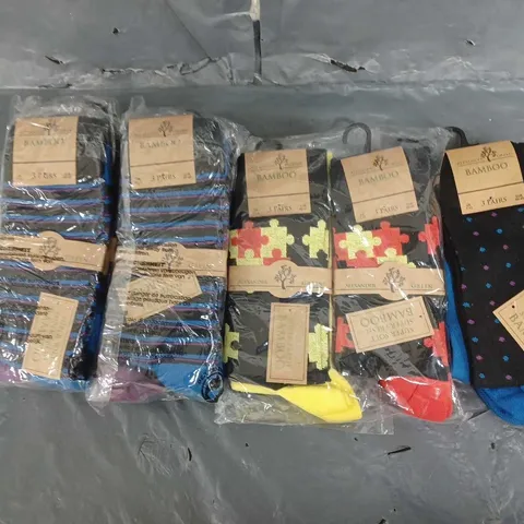 APPROXIMATELY 48 PACKS OF ALEXANDER GREEN BAMBOO SOCKS IN VARIOUS STYLES SIZE 7-11