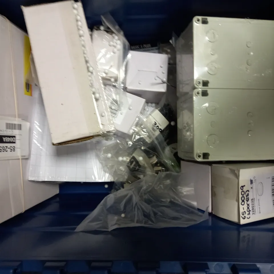 LOT OF APPROXIMATELY 15 ASSORTED ELECTRONIC ACCESSORIES