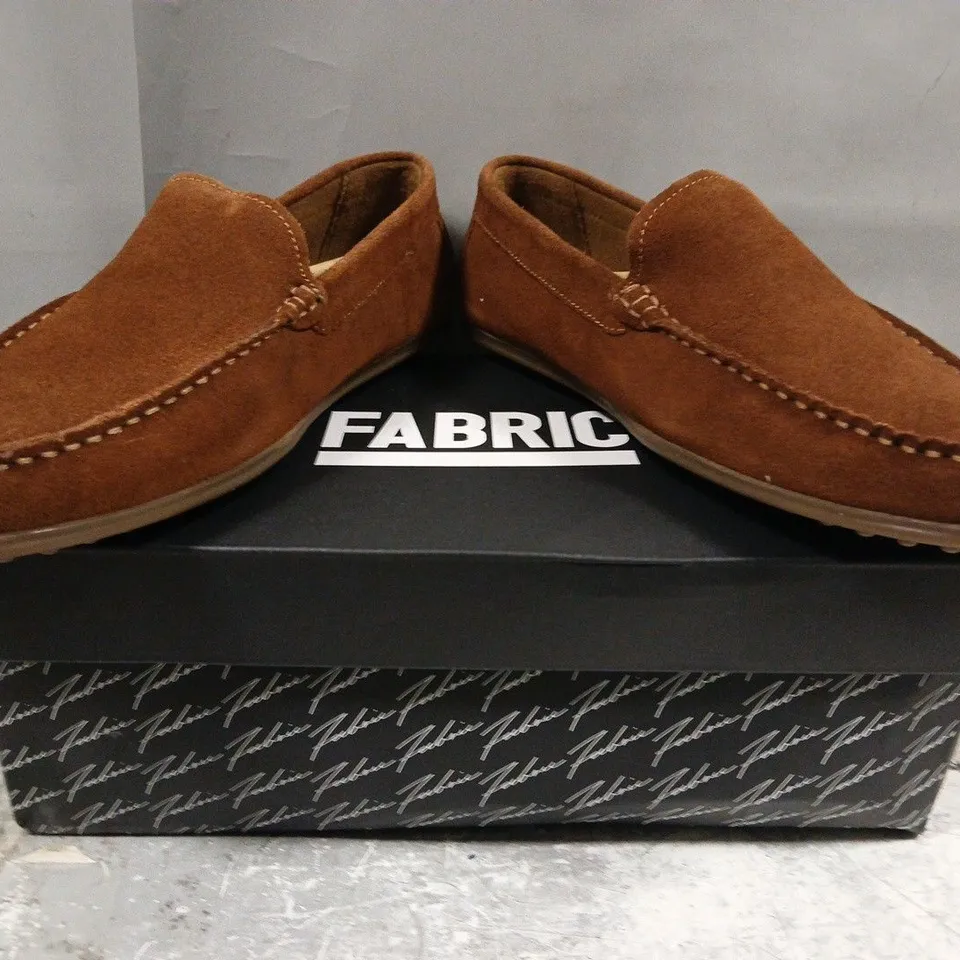 BOXED PAIR OF FABRIC MOCC SUEDE LOAFERS IN BROWN SIZE UK 9