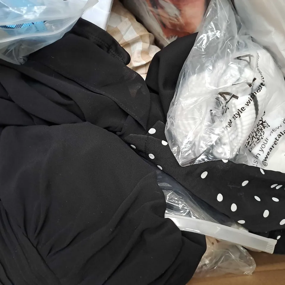 APPROXIMATELY 30 ASSORTED CLOTHING ITEMS IN VARIOUS SIZES TO INCLUDE - T-SHIRT , SOCKS , DRESS ETC