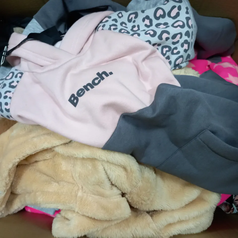 BOX OF APPROXIMATELY 30 ASSORTED ITEMS OF CLOTHING