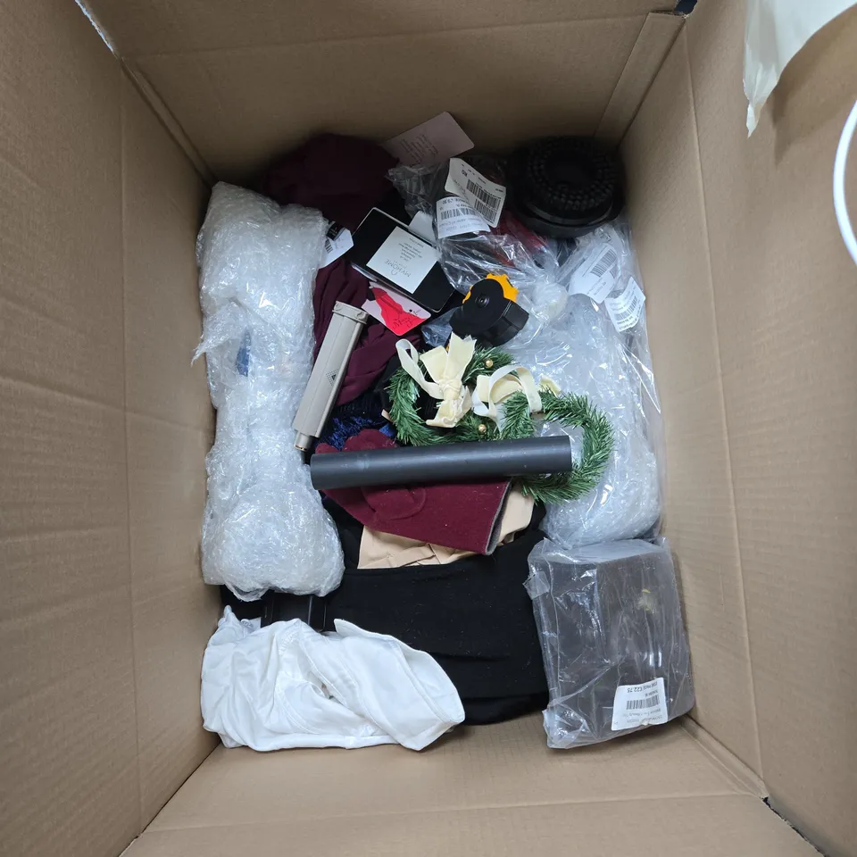 LARGE QUANTITY OF ASSORTED ITEMS TO INCLUDE GLASS NAIL FILE SET, FAIRY LIGHTS, CHARGING CABLES, PERFUME & CANDLE SET, ETC - COLLECTION ONLY