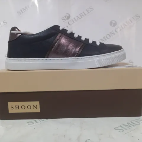 BOXED PAIR OF SHOON LACE UP TRAINERS IN NAVY/METALLIC PEWTER SIZE 6