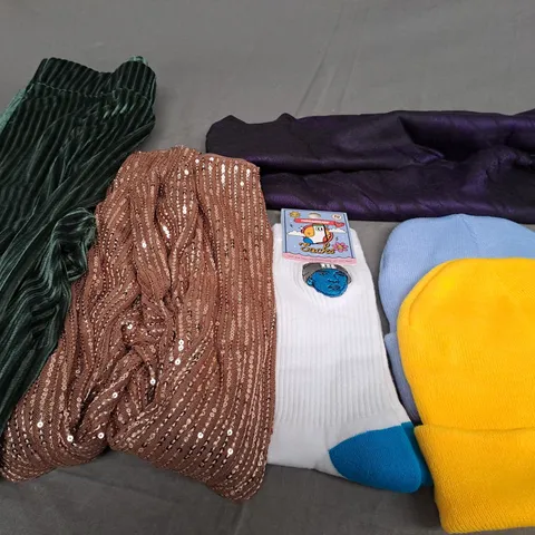 APPROXIMATELY 20 ASSORTED CLOTHING ITEMS IN VARIOUS SIZES TO INCLUDE - SOCKS , BEANIE , SCARF ETC