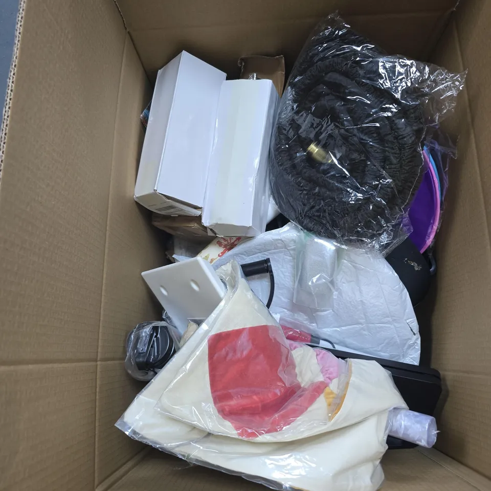 BOX OF APPROXIMATELY 14 ASSORTED HOUSEHOLD ITEMS INCLUDING THE SHEEP DETECTIVES SHOPPING BAG , E CLOTH AND SWING BIN LINERS