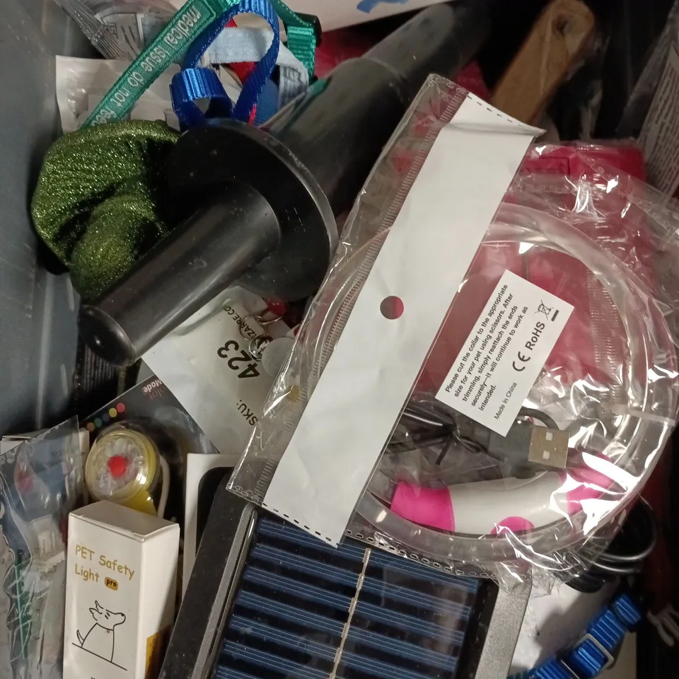 APPROXIMATELY 20 ASSORTED HOUSEHOLD ITEMS TO INCLUDE PAINT BRUSH, DIARY, HOME DECOR ETC 