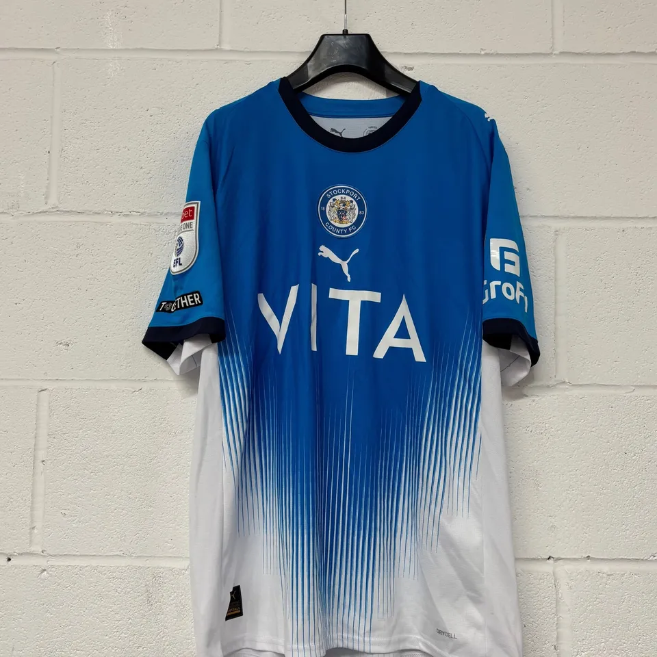 STOCKPORT COUNTY F.C LEAGUE ONE MATCH WORN HOME SHIRT IN BLUE/WHITE - EU L / JIM OKEKE #41