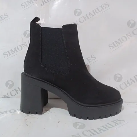 BOXED PAIR OF DESIGNER BLOCK HEEL CHELSEA BOOTS IN BLACK SIZE 5