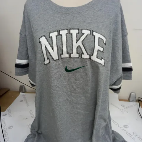 NIKE STITCHED LOGO ROUND NECK T-SHIRT IN GREY - XL