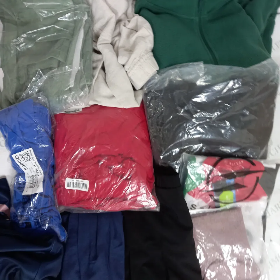 BOX OF APPROXIMATELY 25 ASSORTED CLOTHING ITEMS TO INCUDE - JUMPERS, TSHIRTS, BAG ETC