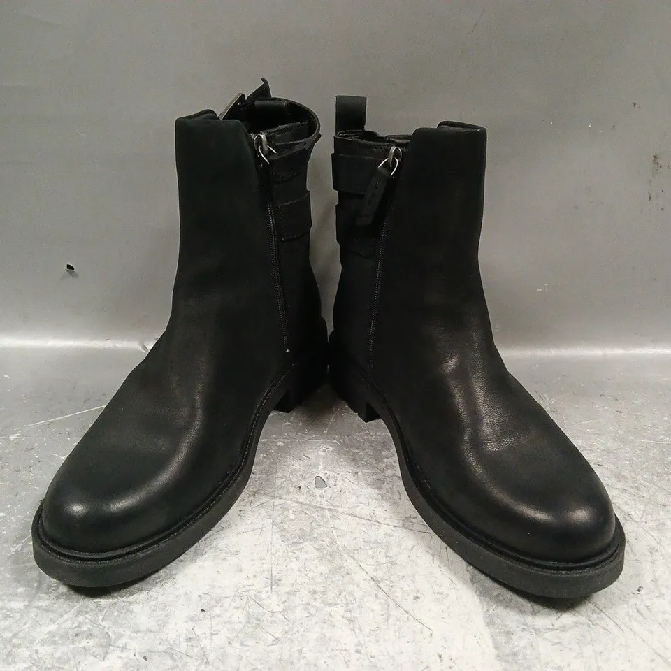 BOXED PAIR OF CLARKS ANKLE BOOTS IN BLACK SIZE UK 5.5