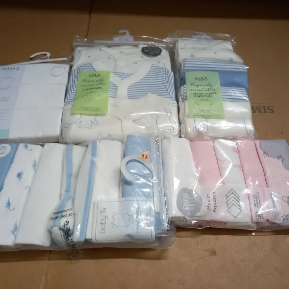 LOT OF ASSORTED BABY CLOTHING ITEMS TO INCLUDE BODY AND SLEEP SUITS AND MUSLIN SQUARES - 3-6 + 6-9 M