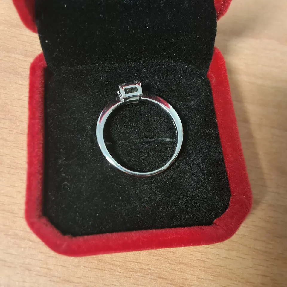 18CT WHITE GOLD RING SET WITH PRINCESS CUT DIAMOND
