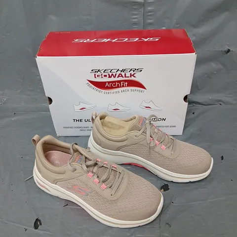 BOXED PAIR OF SKECHERS GO WALK ARCHFIT WOMENS LACE UP TRAINER BEIGE UK 6