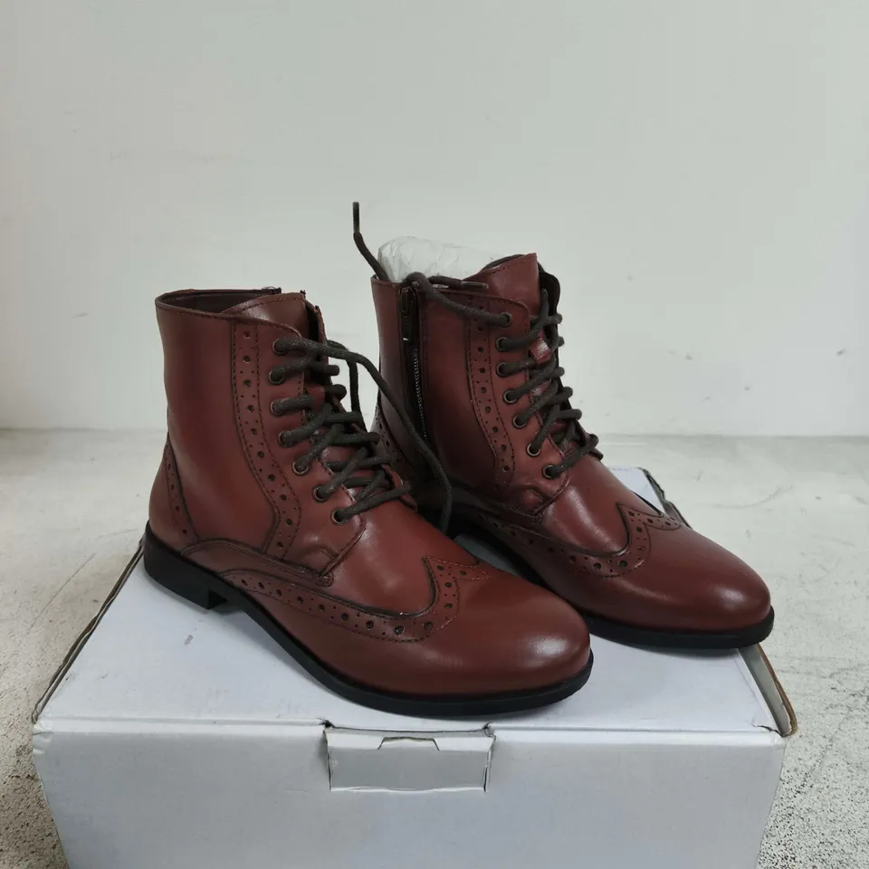 BOXED PAIR OF TAN LEATHER BROGUE ANKLE BOOTS – UK SIZE 3