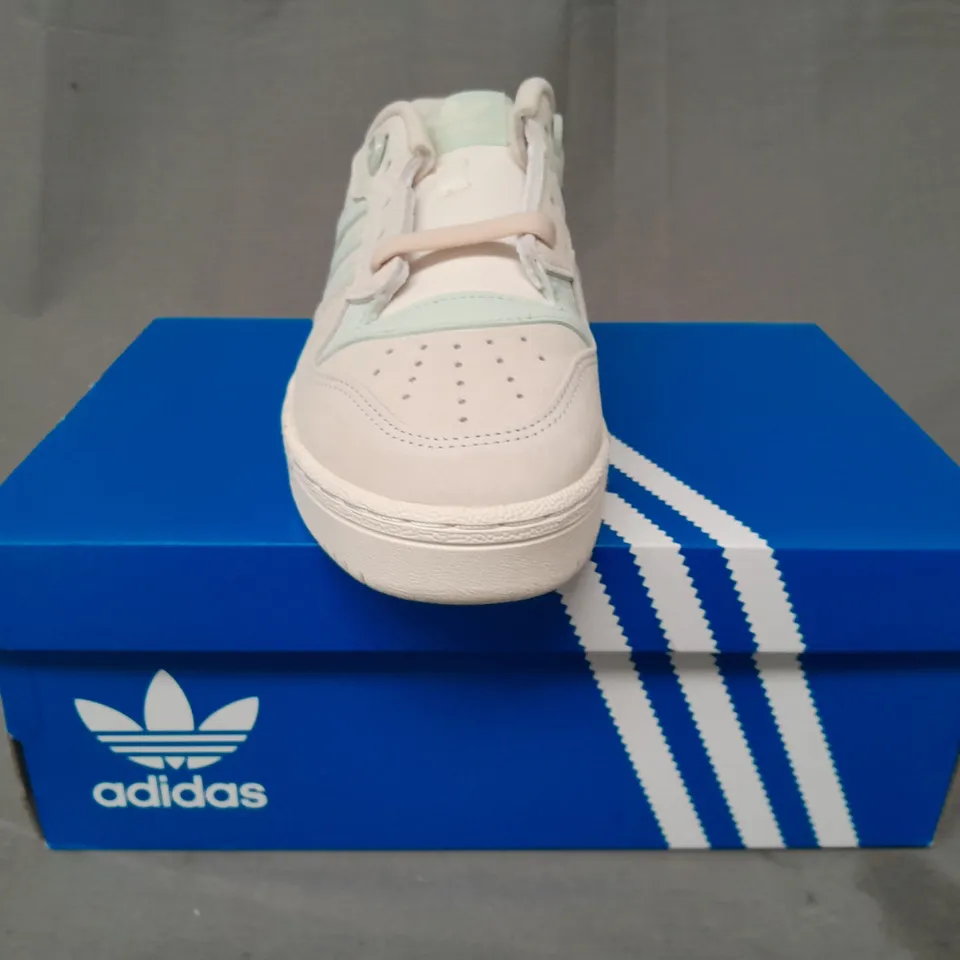 BOXED PAIR OF ADIDAS RIVALRY LOW W SHOES IN OFF WHITE/PASTEL GREEN UK SIZE 5