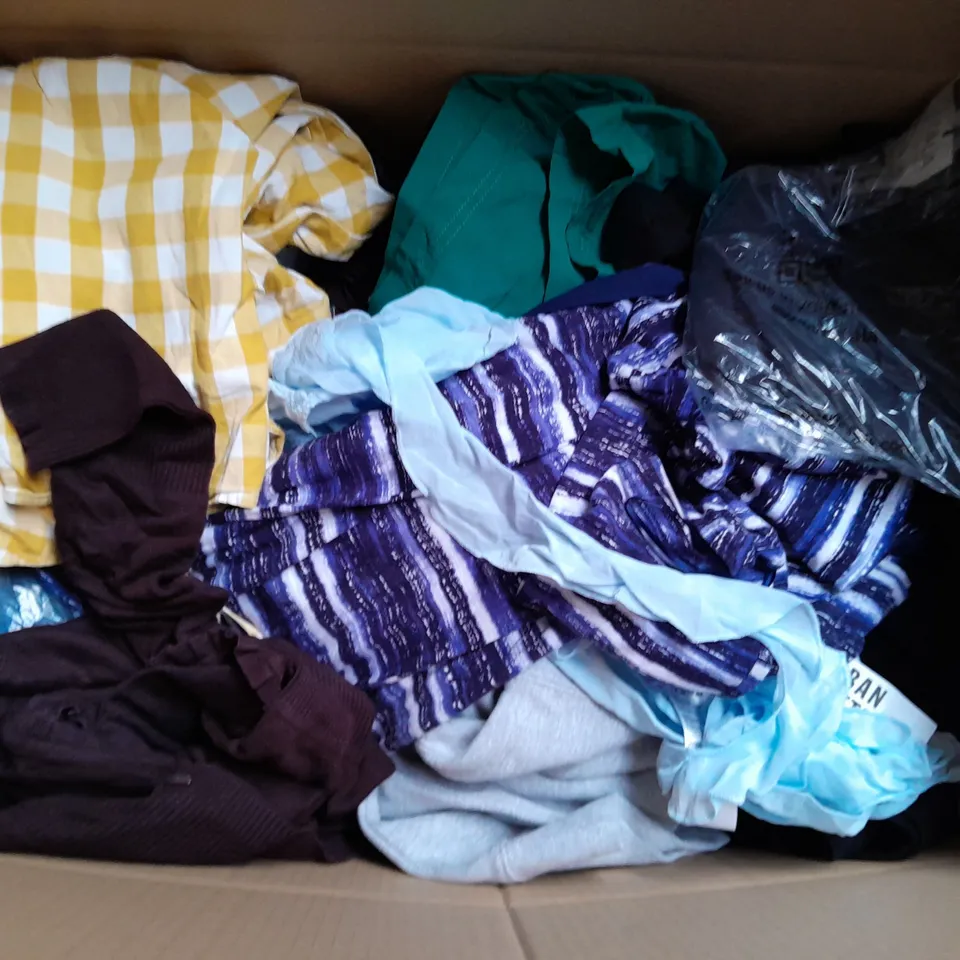 BOX OF APPROXIMATELY 25 ASSORTED CLOTHING ITEMS TO INCLUDE - T-SHIRT , DRESSES , JEANS , ETC 