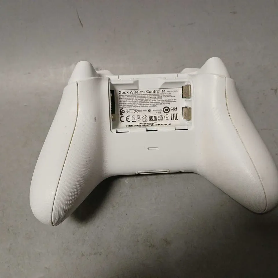 XBOX X CONTROLLER IN WHITE