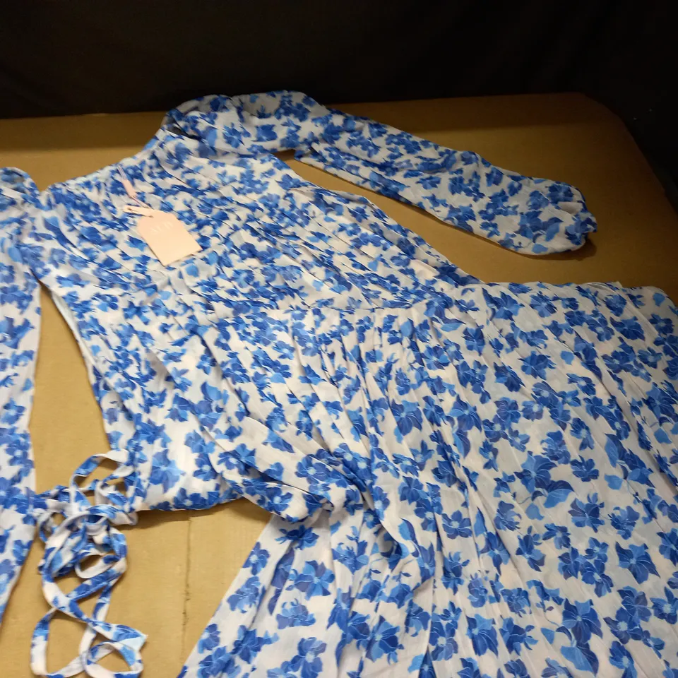 ANNE LOUISE BOUTIQUE FLORAL DRESS IN WHITE/BLUE - SIZE 8