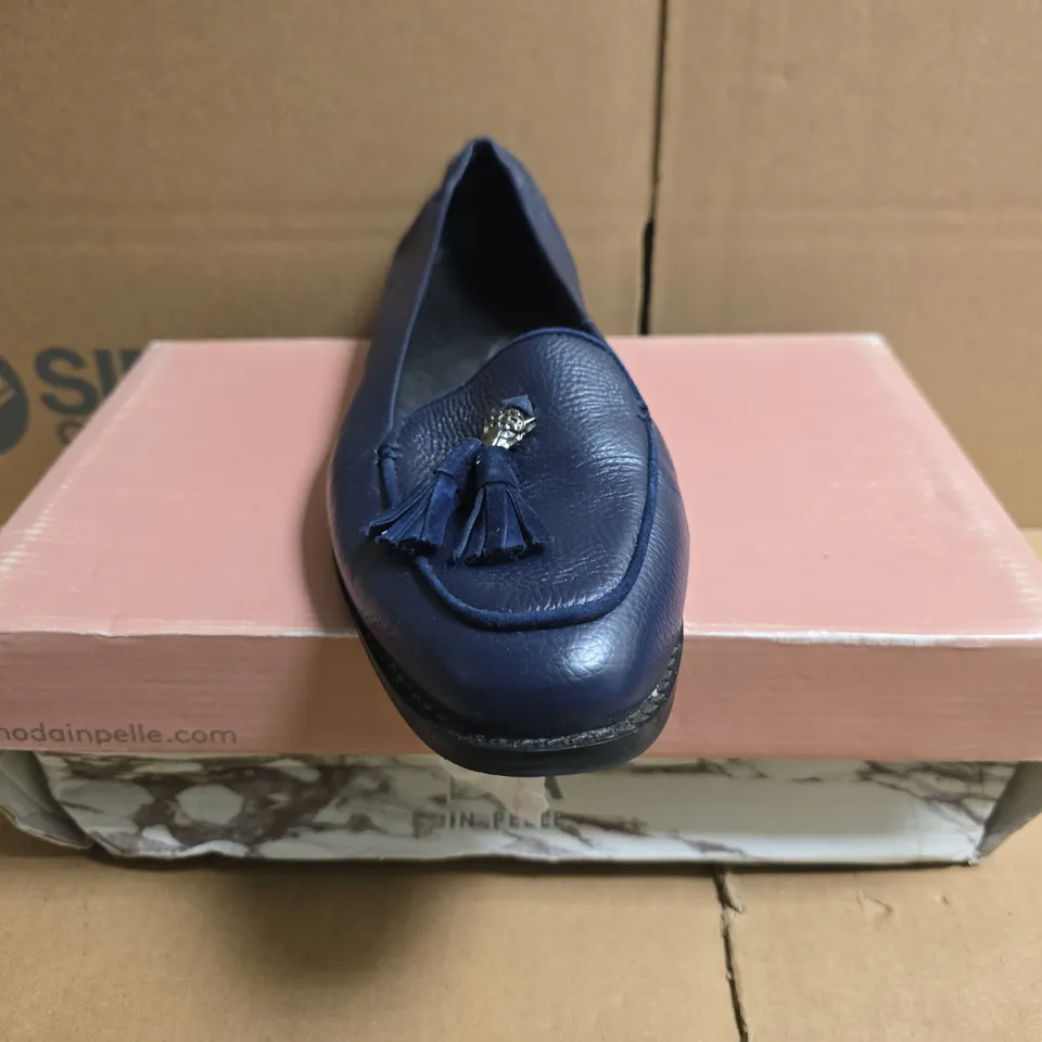 BOXED PAIR OF MODA IN PELLE LOAFERS IN NAVY SIZE EU 40