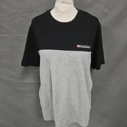 NAPAPIJRI COLOUR BLOCK TSHIRT IN BLACK/GREY SIZE L