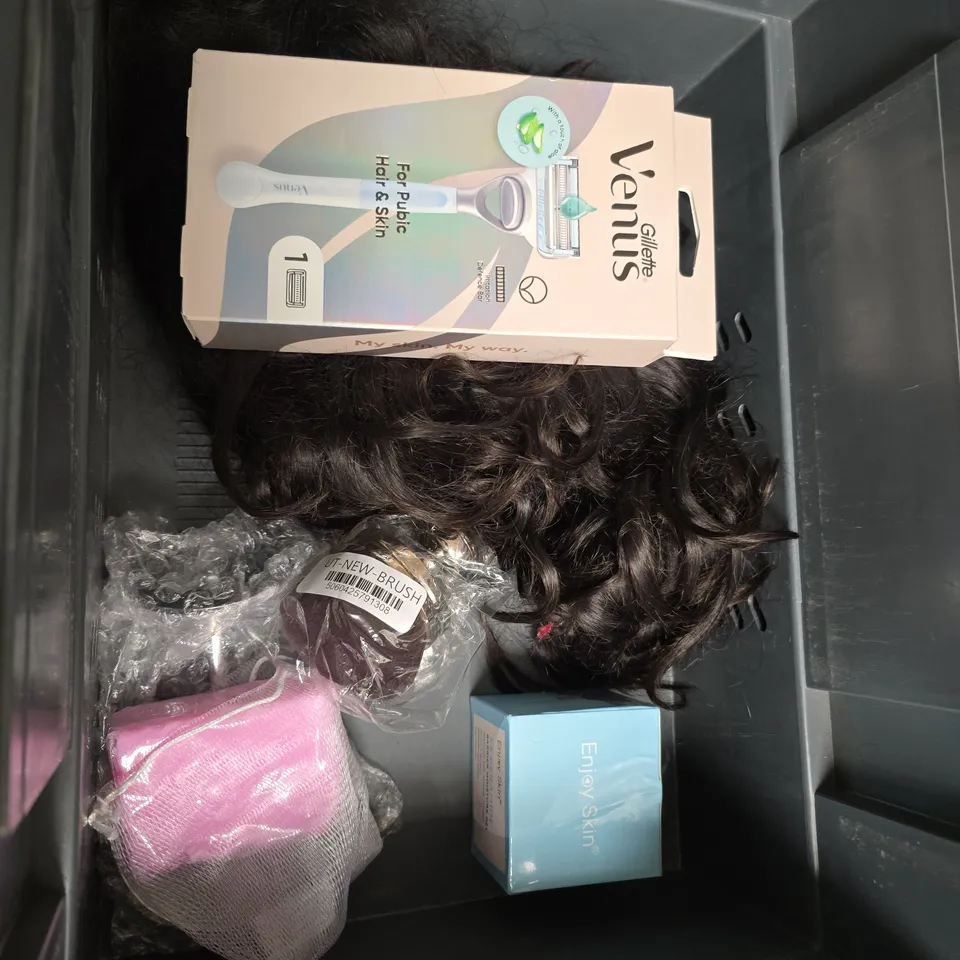 GILLETTE VENUS RAZOR IN BOX WITH SKINCARE BOX, WIG & ACCESSORIES
