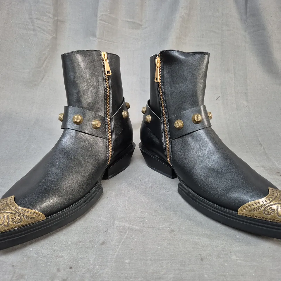 BOXED PAIR OF KOI SOULRENDER MEN'S HARDWARE COWBOY BOOTS IN BLACK/ANTIQUE BRONZE UK SIZE 8