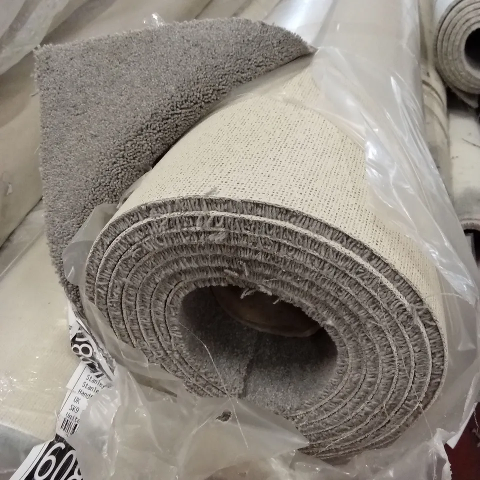 ROLL OF QUALITY DURHAM TWIST - NICKEL CARPET // APPROX SIZE: 5 X 5m