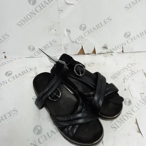 UNBOXED PAIR OF VIONIC PHOENIX REYNA BLACK SIZE 4.5