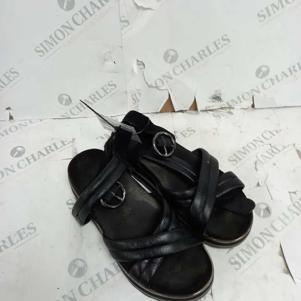 UNBOXED PAIR OF VIONIC PHOENIX REYNA BLACK SIZE 4.5