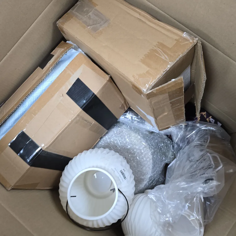 APPROXIMATELY 8 ASSORTED ITEMS TO INCLUDE GARDEN REFLECTIONS LIGHTS, AURAGLOW WIRE LIGHTS, CANDLE PODIUM, ETC - COLLECTION ONLY