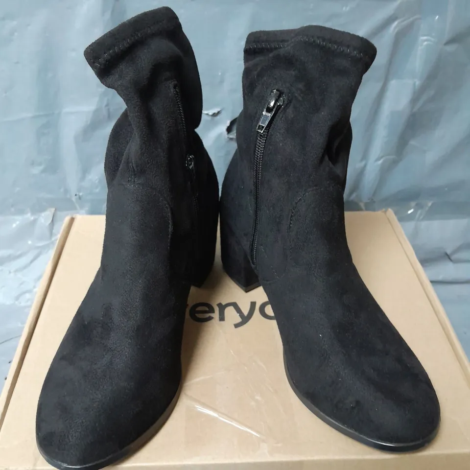 BLOCK HEEL SOCK BOOT - BLACK - SIZE 4