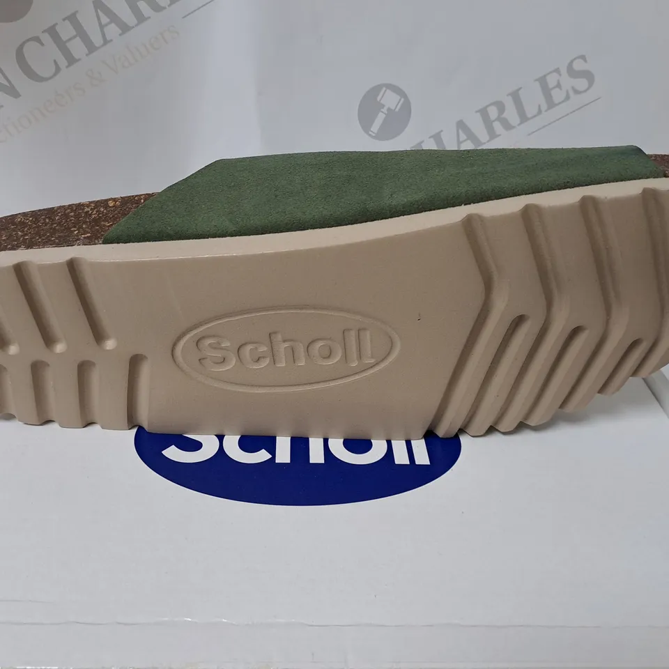 BOXED SCHOLL SANDLES IN GREEN SIZE 7  